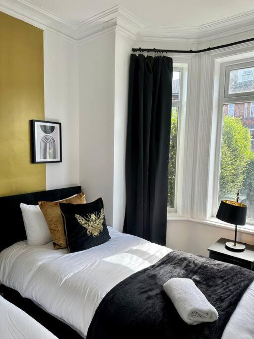 Large Five Bedroom With Parking, Sleeps 11! Casa de Férias
